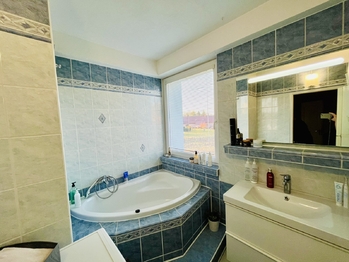 Koupelna - Prodej bytu 3+1 v osobním vlastnictví 95 m², Sedlnice