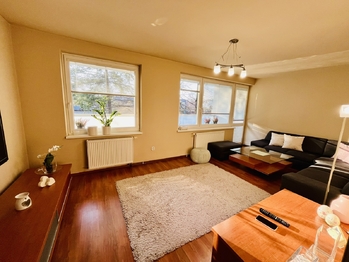 Obývací pokoj s 2 propojenými lodžiemi - Prodej bytu 3+1 v osobním vlastnictví 95 m², Sedlnice