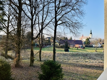 Pohled z lodžie z obývacího pokoje - Prodej bytu 3+1 v osobním vlastnictví 95 m², Sedlnice