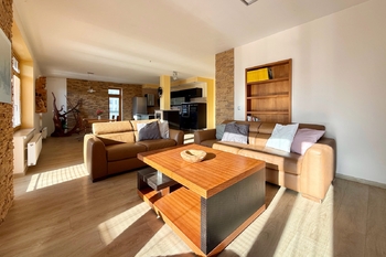 obývací pokoj - Prodej bytu 3+kk v osobním vlastnictví 131 m², Praha 10 - Malešice 