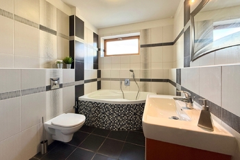 koupelna - Prodej bytu 3+kk v osobním vlastnictví 131 m², Praha 10 - Malešice