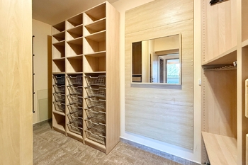 šatna - Prodej bytu 3+kk v osobním vlastnictví 131 m², Praha 10 - Malešice