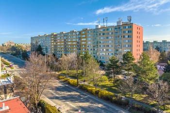 panelak_silnice - Prodej bytu 3+kk v osobním vlastnictví 65 m², Praha 10 - Petrovice