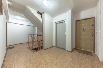 vytah - Prodej bytu 3+kk v osobním vlastnictví 65 m², Praha 10 - Petrovice