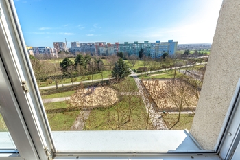 pohled_okno - Prodej bytu 3+kk v osobním vlastnictví 65 m², Praha 10 - Petrovice