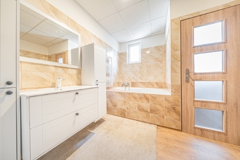 Prodej restaurace 249 m², Praha 8 - Kobylisy