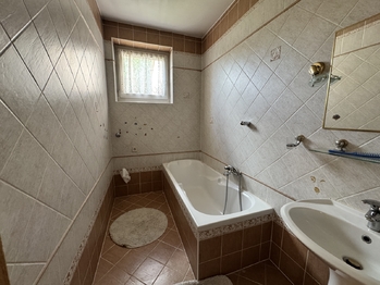 Prodej nájemního domu 300 m², Kravaře