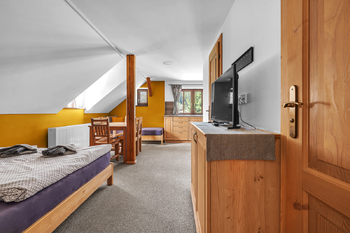 Obývací pokoj s kuchyňským koutem - Prodej bytu 2+kk v osobním vlastnictví 43 m², Pec pod Sněžkou