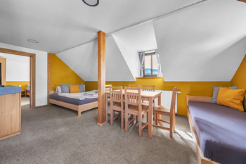 Obývací pokoj s kuchyňským koutem - Prodej bytu 2+kk v osobním vlastnictví 43 m², Pec pod Sněžkou