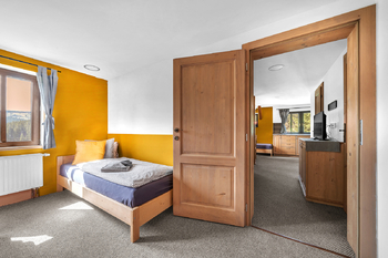 Průhled z ložnice do obývacího pokoje - Prodej bytu 2+kk v osobním vlastnictví 43 m², Pec pod Sněžkou