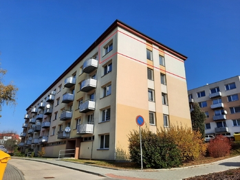 čelní pohled na dům a byt - Pronájem bytu 3+1 v osobním vlastnictví 69 m², Dačice 