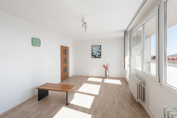 Obývací pokoj - Prodej bytu 2+1 v osobním vlastnictví 60 m², Kladno