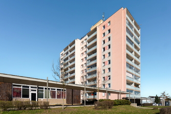 Pohled na dům z JZ - Prodej bytu 2+1 v osobním vlastnictví 60 m², Kladno