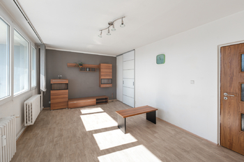 Obývací pokoj - Prodej bytu 2+1 v osobním vlastnictví 60 m², Kladno