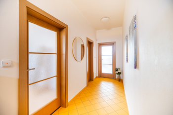 VSTUPNÍ HALA  - Pronájem bytu 2+kk v osobním vlastnictví 59 m², Praha 9 - Libeň