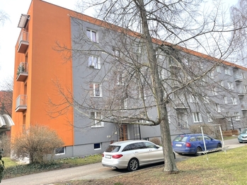 uliční pohled - Prodej bytu 1+1 v osobním vlastnictví 33 m², Pardubice