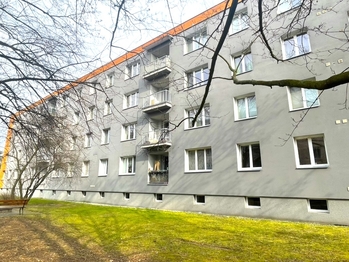 uliční pohled - Prodej bytu 1+1 v osobním vlastnictví 33 m², Pardubice