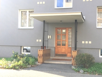 vchod do domu - Prodej bytu 1+1 v osobním vlastnictví 33 m², Pardubice