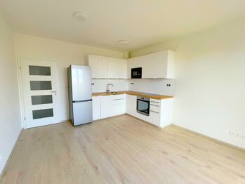 Obývací místnost s plně vybavenou kuchyní - Pronájem bytu 2+kk v osobním vlastnictví 53 m², Brandýs nad Labem-Stará Boleslav