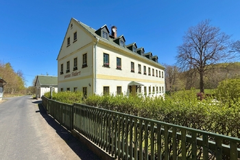 hlavní budova z ulice - Prodej ubytovacího zařízení 1070 m², Raspenava