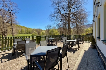 terasa (hlavní budova) - Prodej ubytovacího zařízení 1070 m², Raspenava