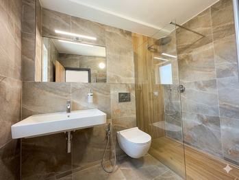 Koupelna - Pronájem bytu 2+kk v osobním vlastnictví 55 m², Horní Planá