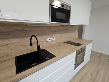 kuchyně je moderní a světlá - Pronájem bytu 1+kk v družstevním vlastnictví 33 m², Kladno