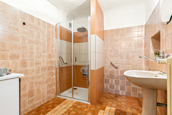 Koupelna 5,9 m² - Prodej bytu 4+1 v osobním vlastnictví 118 m², Praha 1 - Malá Strana