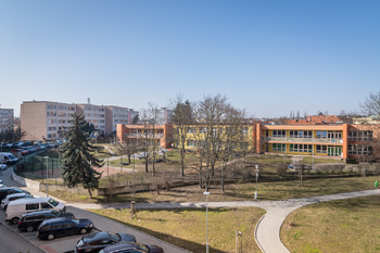 výhled z ložnic - Prodej bytu 3+1 v osobním vlastnictví 63 m², Slaný