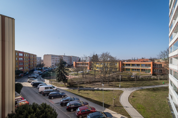 výhled z ložnic - Prodej bytu 3+1 v osobním vlastnictví 63 m², Slaný