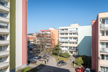 výhled z kuchyně - Prodej bytu 3+1 v osobním vlastnictví 63 m², Slaný