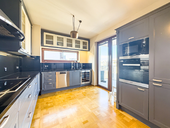 Prodej bytu 6 a více v osobním vlastnictví 233 m², Praha 9 - Hrdlořezy