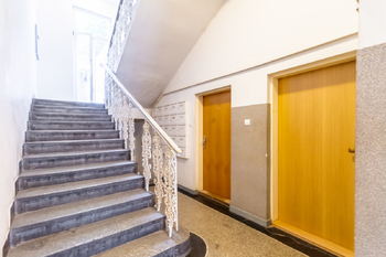 Chodba domu - Pronájem bytu 1+kk v osobním vlastnictví 30 m², Praha 3 - Žižkov