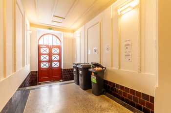 Vstup do domu - Pronájem bytu 1+kk v osobním vlastnictví 30 m², Praha 3 - Žižkov