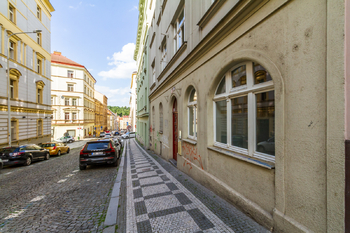 Pohled z ulice - Pronájem bytu 1+kk v osobním vlastnictví 30 m², Praha 3 - Žižkov