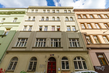 Pohled z ulice - Pronájem bytu 1+kk v osobním vlastnictví 30 m², Praha 3 - Žižkov