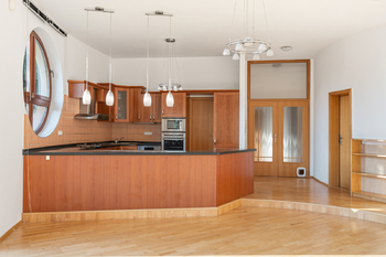 Prodej domu 311 m², Velké Popovice