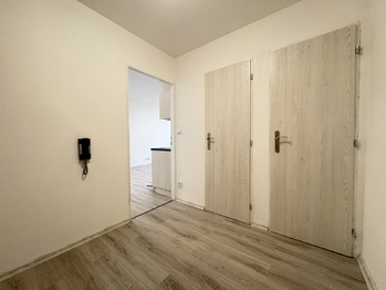 Předsíň - Pronájem bytu 2+kk v osobním vlastnictví 47 m², Praha 9 - Černý Most