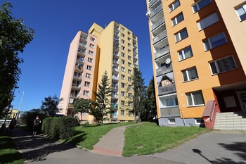 Venkovní pohled na dům - Pronájem bytu 2+kk v osobním vlastnictví 47 m², Praha 9 - Černý Most