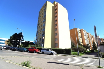 Venkovní pohled na dům - Pronájem bytu 2+kk v osobním vlastnictví 47 m², Praha 9 - Černý Most