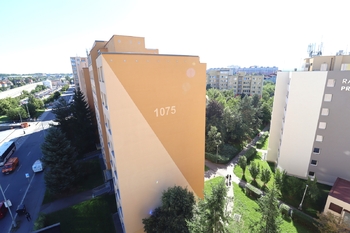 Výhled z lodžie a oken - Pronájem bytu 2+kk v osobním vlastnictví 47 m², Praha 9 - Černý Most