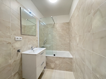 Koupelna - Pronájem bytu 2+kk v osobním vlastnictví 47 m², Praha 9 - Černý Most