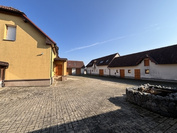 Prodej nájemního domu 1145 m², Petříkov