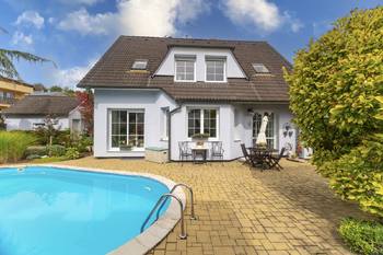 Zahrada s bazénem - Prodej domu 183 m², Praha 5 - Lochkov