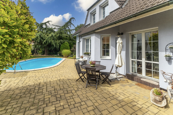 Zahrada s bazénem - Prodej domu 183 m², Praha 5 - Lochkov