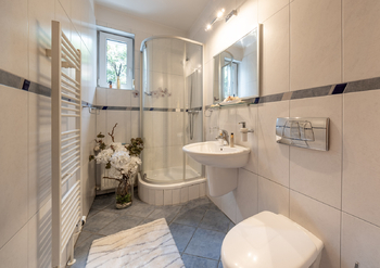 Koupelna v přízemí - Prodej domu 183 m², Praha 5 - Lochkov