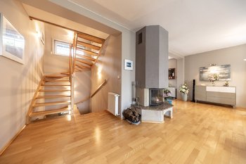 Obývací pokoj s krbem - Prodej domu 183 m², Praha 5 - Lochkov