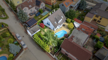 Pohled na dům a zahradu - Prodej domu 183 m², Praha 5 - Lochkov