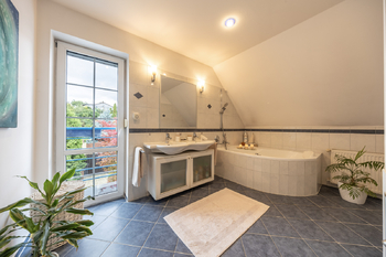 Koupelna v horním patře - Prodej domu 183 m², Praha 5 - Lochkov