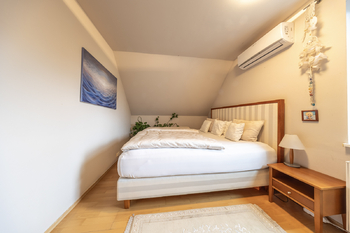 Hlavní ložnice - Prodej domu 183 m², Praha 5 - Lochkov